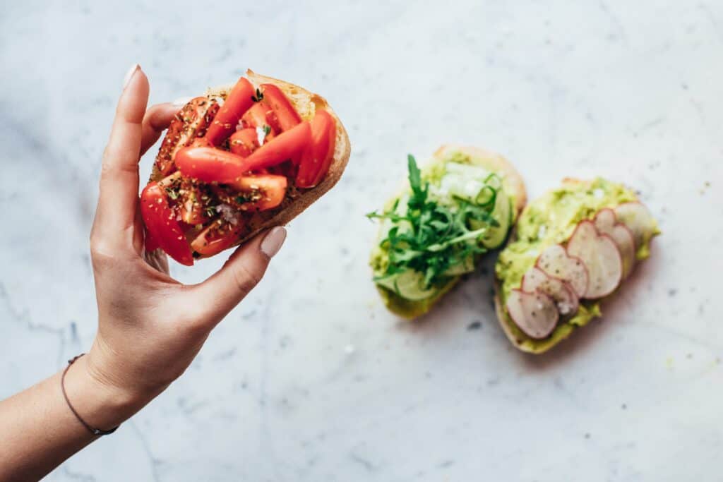 groenten, gezonde lunch, groente snack, veggies, toast, tomaat, avocado